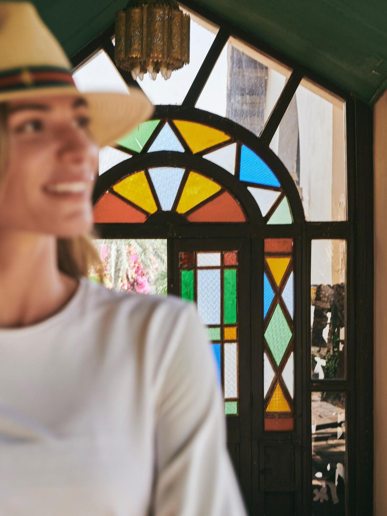 Melia Desert Palm Member Of Melia Collection Dubai Buitenkant foto A stained glass window at the entrance of the house