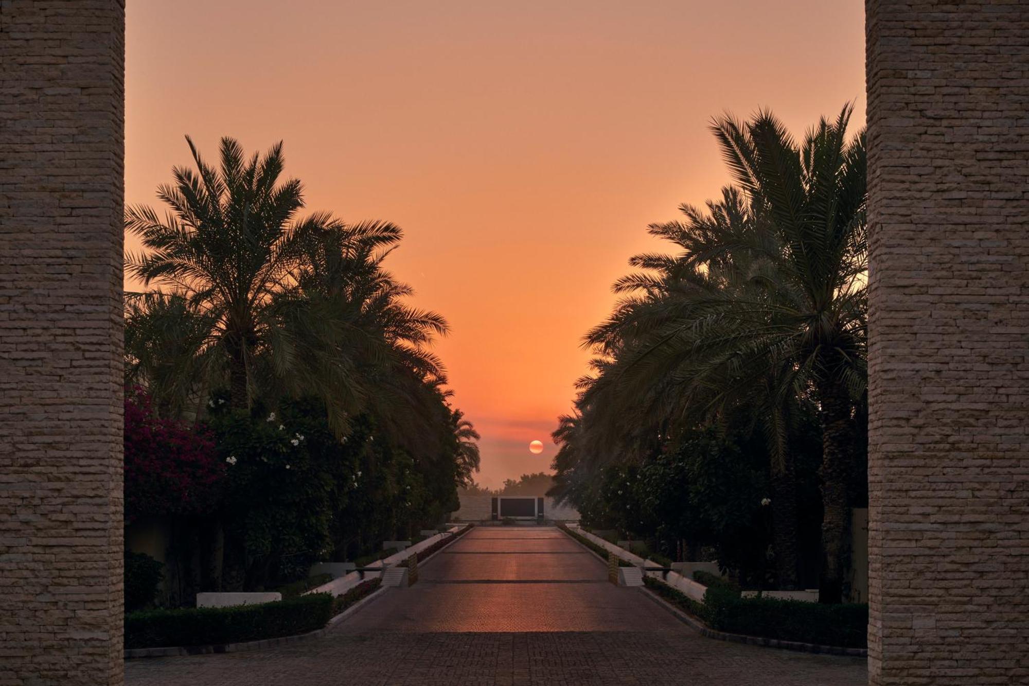Melia Desert Palm Member Of Melia Collection Dubai Buitenkant foto Sunset at the University of Bahrain